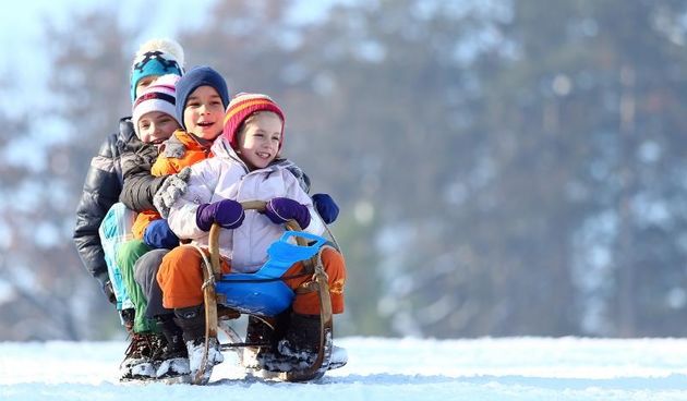 Zagreb – Gradjani na Cmroku iskoristili lijepo vrijeme za uzivanje na snijegu. Photo: Slavko Midzor/PIXSELL Autor  Slavko Midzor/PIXSELL Ključne riječi  gradjani, hladnoca, suncan dan, zima, snijeg, lijepo vrijeme, Cmrok, zimske radosti, sanjkaliste