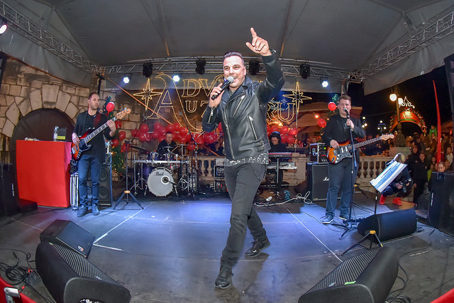 Deset tisuća posjetitelja uživalo u otvorenju Adventa u Zadru- koncertu Ivana Zaka i vatrometu