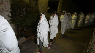 Otok Ugljan, Preko, 130213.
Na blagdan Ciste srijede Pepelnice, tradicionalni Lancuni u vecernjoj povorci i ove su godine prosli kroz Preko. Povorka Lancuna, mjestana odjevenih u bijele plahte sa svijecama i zvoncicima u ruci, odijenuli se se kao i mnogo