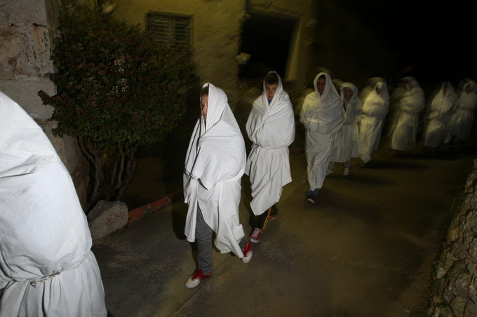 Otok Ugljan, Preko, 130213.
Na blagdan Ciste srijede Pepelnice, tradicionalni Lancuni u vecernjoj povorci i ove su godine prosli kroz Preko. Povorka Lancuna, mjestana odjevenih u bijele plahte sa svijecama i zvoncicima u ruci, odijenuli se se kao i mnogo