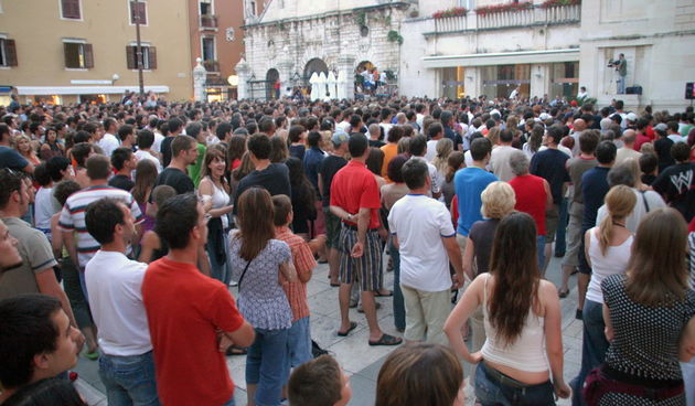 Navijaci po gradu prate utakmicu Zadar – Cibona