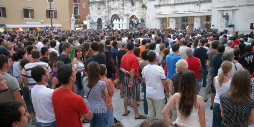Navijaci po gradu prate utakmicu Zadar – Cibona Navijaci po gradu prate utakmicu Zadar – Cibona