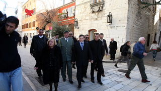 Zadar, 111212. 
Nakon zahvale generalu Anti Gotovini, Zadrani su danas odali priznanje i ratnom zapovjedniku postrojbi specijalne policije Mladenu Markacu. General Markac prosetao je zadarskim Poluotokom te posjetio gradonacelnika Zvonimira Vrancica u nje