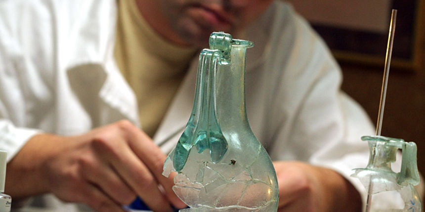 Šime Perović – Restauracija antičkog stakla (foto: A.Gospić) Šime Perović – Restauracija antičkog stakla (foto: A.Gospić)