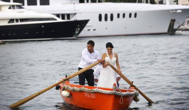 Zadar – Sretni mladenci za potrebe fotografiranja odlucili su se za voznju barkajolom, a sami su se primili vesla te odveslali u bracnu luku.
