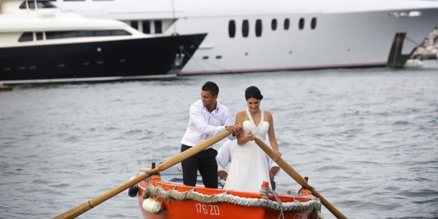 Zadar – Sretni mladenci za potrebe fotografiranja odlucili su se za voznju barkajolom, a sami su se primili vesla te odveslali u bracnu luku.