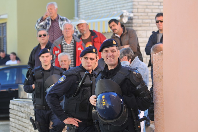 Zadar, 081112
Unatoc brojnim prosvjedima danas oko je oko 10h iz stana u zadarskoj cetvrti Arbanasi delozirana obitelj Vukic. Ulaz su svojim tijelima blokirali clanovi obitelji te njihovi prijatelji koje je policija bez otpora za ruke i noge odnijela u po Zadar, 081112
Unatoc brojnim prosvjedima danas oko je oko 10h iz stana u zadarskoj cetvrti Arbanasi delozirana obitelj Vukic. Ulaz su svojim tijelima blokirali clanovi obitelji te njihovi prijatelji koje je policija bez otpora za ruke i noge odnijela u po