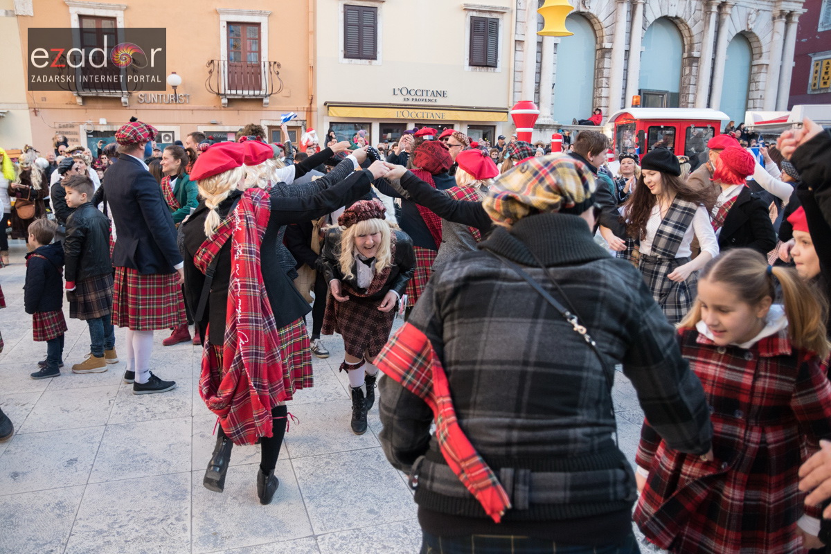 Zadarski karneval 2018: Povorka maškaranih skupina od Gradskih vrata preko Foruma do Narodnog trga Zadarski karneval 2018: Povorka maškaranih skupina od Gradskih vrata preko Foruma do Narodnog trga