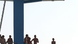 Zadar, 030712.
Skakaona na bazenu na Kolovarima omiljeno je okupljalista mladih zadrana zaljubljenika u skokove u more.
Foto: Andrija Lucic / Cropix