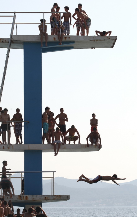Zadar, 030712.
Skakaona na bazenu na Kolovarima omiljeno je okupljalista mladih zadrana zaljubljenika u skokove u more.
Foto: Andrija Lucic / Cropix