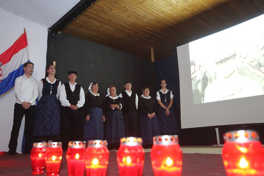 Bibinje: Predstavljena knjiga “Bitka za Vukovar” Damira Plavšića. Foto: Leo Banić Bibinje: Predstavljena knjiga “Bitka za Vukovar” Damira Plavšića. Foto: Leo Banić