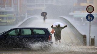 Opis  30.07.2014., Zadar – Ciklona Melisa jutros je na zadarsko podrucje donijela snazno nevrijeme praceno kisom i grmljavinom. Photo: Filip Brala/PIXSELL Autor  Filip Brala/PIXSELL Ključne riječi  ciklona, melisa, fronta, kisa, nevrijeme