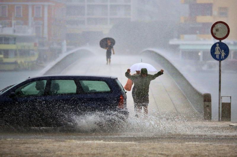 Opis  30.07.2014., Zadar – Ciklona Melisa jutros je na zadarsko podrucje donijela snazno nevrijeme praceno kisom i grmljavinom. Photo: Filip Brala/PIXSELL Autor  Filip Brala/PIXSELL Ključne riječi  ciklona, melisa, fronta, kisa, nevrijeme