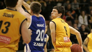 Split, 090413.
Kosarkaska utakmica 4. kola A1 kosarkaske lige Split Zadar odigrana je u dvorani na Gripama.
Na fotografiji: Katic (zuti Split).
Foto : Jakov Prkic / Cropix Split, 090413.
Kosarkaska utakmica 4. kola A1 kosarkaske lige Split Zadar odigrana je u dvorani na Gripama.
Na fotografiji: Katic (zuti Split).
Foto : Jakov Prkic / Cropix