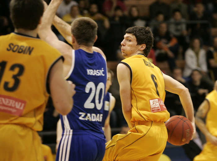 Split, 090413.
Kosarkaska utakmica 4. kola A1 kosarkaske lige Split Zadar odigrana je u dvorani na Gripama.
Na fotografiji: Katic (zuti Split).
Foto : Jakov Prkic / Cropix Split, 090413.
Kosarkaska utakmica 4. kola A1 kosarkaske lige Split Zadar odigrana je u dvorani na Gripama.
Na fotografiji: Katic (zuti Split).
Foto : Jakov Prkic / Cropix