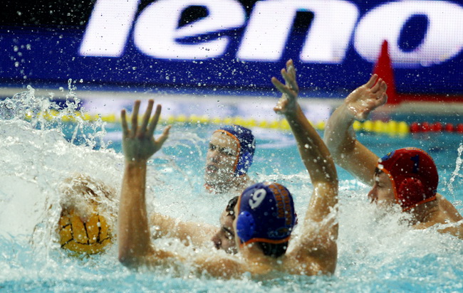 Zadar, 191209.
U Zadru se danas i sutra odrzava kvalifikacijski turnir Kupa Hrvatske u vaterpolu.
Utakmica VK Jug (bijeli) – VK Mornar (plavi).
Foto: Jure Miskovic / CROPIX