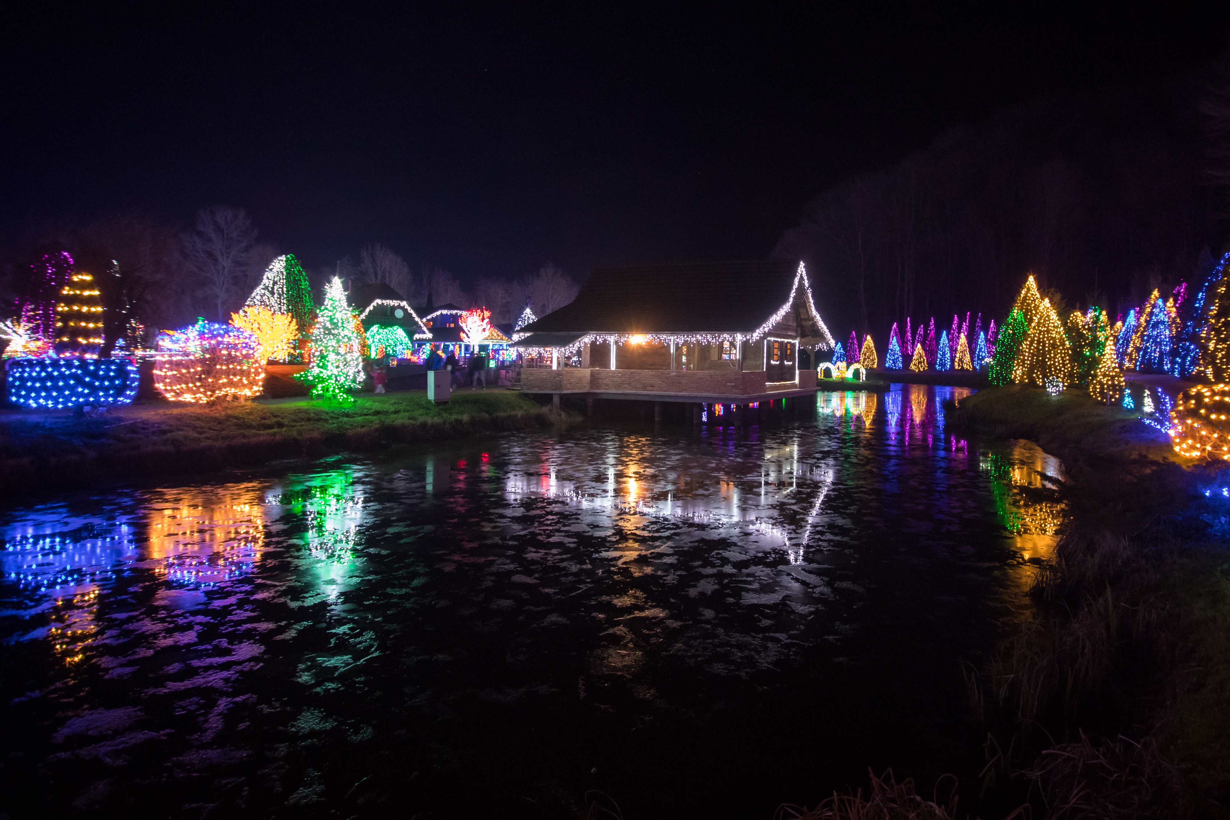 Još raskošnije izdanje: pogledajte kako izgleda Božićna priča obitelji Salaj gdje je ove godine zasjalo rekordnih 2.5 milijuna lampica