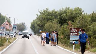 Lozovac: veliki požar zaprijetio kućama, kopnenim snagama pridružila se četiri kanadera Lozovac: veliki požar zaprijetio kućama, kopnenim snagama pridružila se četiri kanadera