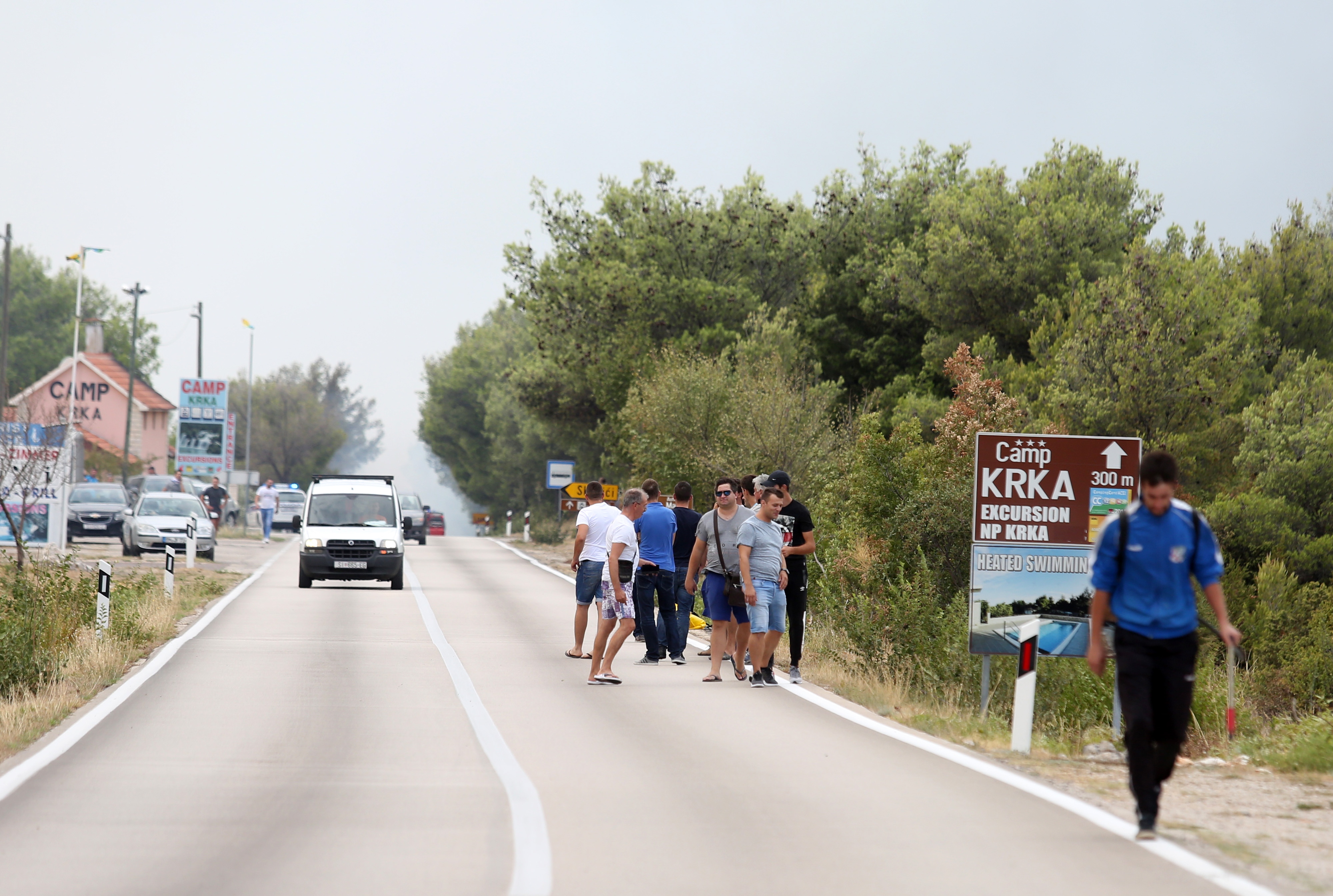 Lozovac: veliki požar zaprijetio kućama, kopnenim snagama pridružila se četiri kanadera Lozovac: veliki požar zaprijetio kućama, kopnenim snagama pridružila se četiri kanadera