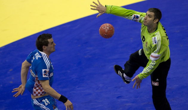 Novi Sad, 250112.
Gradska dvorana Spens.
10. Europsko prvenstvo u rukometu za muskarce.
Utakmica drugog kruga izmedju Hrvatske i Madjarske.
Na fotografiji: Ivan Nincevic i Fazekas.
Foto: Ante Cizmic / CROPIX