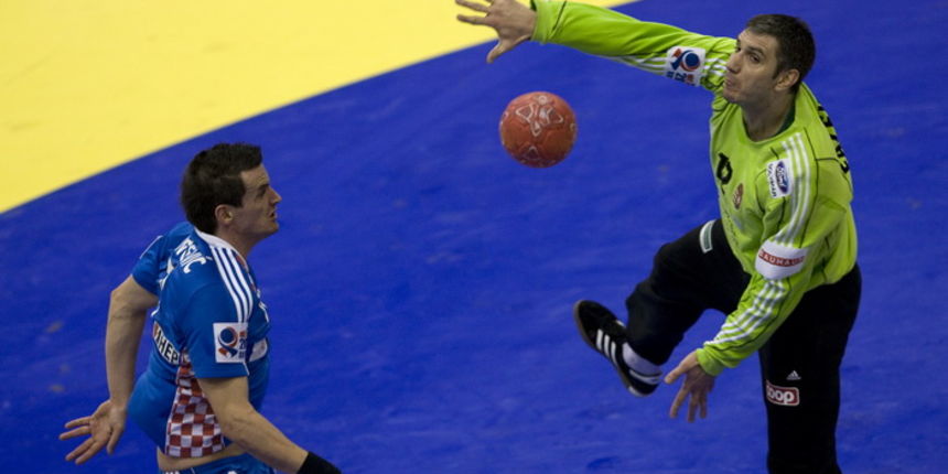 Novi Sad, 250112.
Gradska dvorana Spens.
10. Europsko prvenstvo u rukometu za muskarce.
Utakmica drugog kruga izmedju Hrvatske i Madjarske.
Na fotografiji: Ivan Nincevic i Fazekas.
Foto: Ante Cizmic / CROPIX