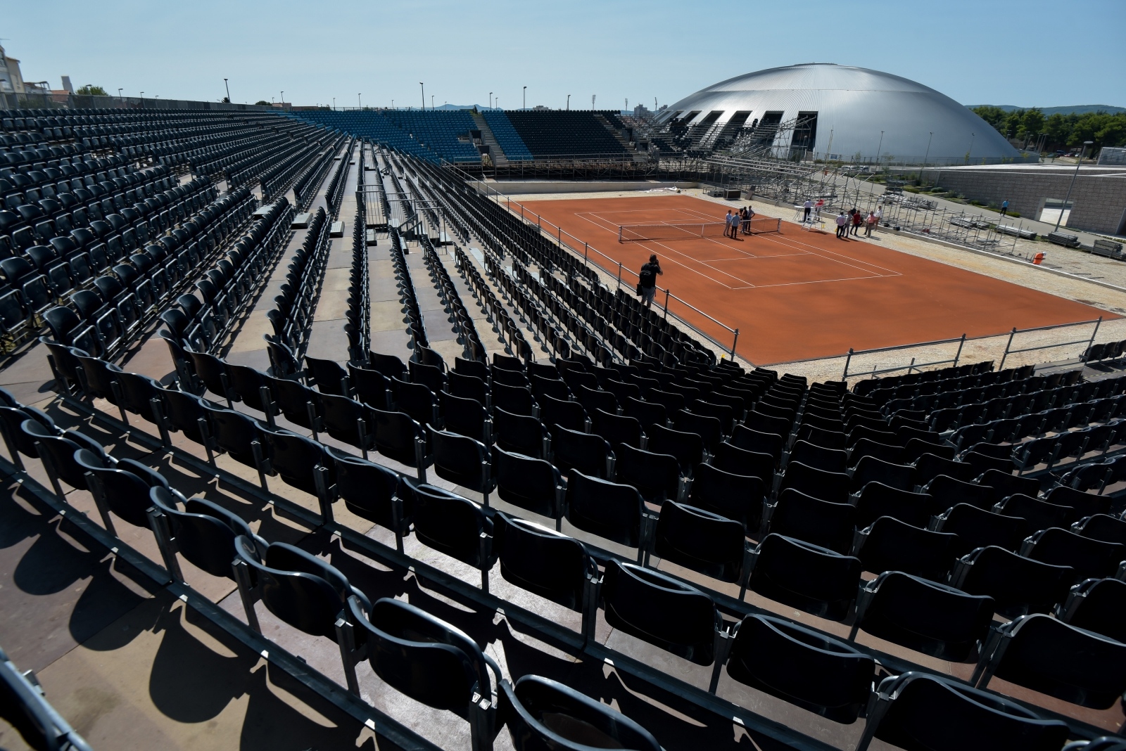 Pri kraju radovi na montažnim tribinama teniskog terena u SC Višnjik