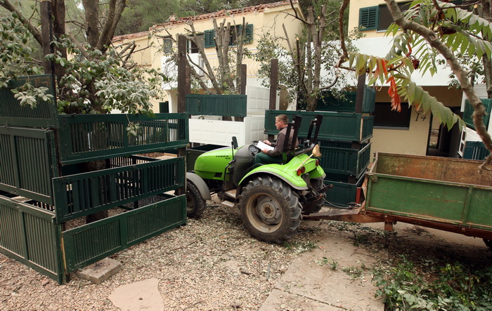 Zadar, Zaton, 091012.
U Zatonu je Turisthotel poceo rusiti stare apartrmane i uredjivati nove kapacitete za iducu turisticku sezonu. Sruseno ce biti ukupno 135 apartmana, a isto toliko novih apartmana biti ce izgradjeno do iduce sezone na razini 4 zvjezdi Zadar, Zaton, 091012.
U Zatonu je Turisthotel poceo rusiti stare apartrmane i uredjivati nove kapacitete za iducu turisticku sezonu. Sruseno ce biti ukupno 135 apartmana, a isto toliko novih apartmana biti ce izgradjeno do iduce sezone na razini 4 zvjezdi
