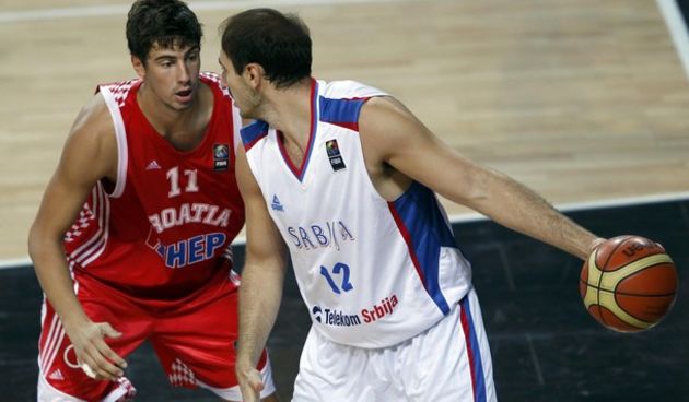 Serbia’s Nenad Krstic (R) passes around Croatia’s Ante Tomic / Reuters