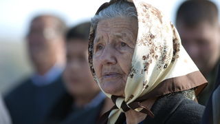 Nadin, 191111.
Clanovi 23 braniteljske udruge danas su u mimohodu od Benkovca do Skabrnje, hodnja se zaustavlja samo u Nadinu zbog polaganja vijenaca (na danasnji dan u Nadinu je ubijeno 19 civila, do sada nema optuzenih za masakr).
Foto: Luka Gerlanc / C