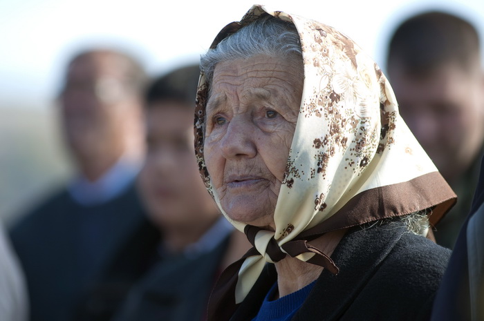 Nadin, 191111.
Clanovi 23 braniteljske udruge danas su u mimohodu od Benkovca do Skabrnje, hodnja se zaustavlja samo u Nadinu zbog polaganja vijenaca (na danasnji dan u Nadinu je ubijeno 19 civila, do sada nema optuzenih za masakr).
Foto: Luka Gerlanc / C
