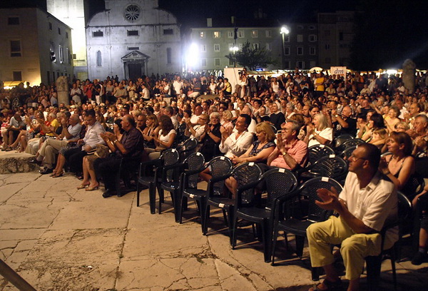 BelCante: Sandra Bagaric i Martina Tomcic ispred crkve sv. Donata BelCante: Sandra Bagaric i Martina Tomcic ispred crkve sv. Donata