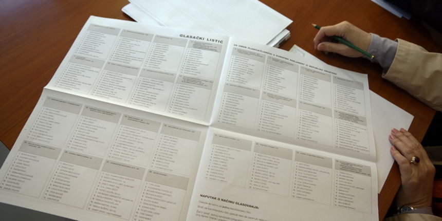 Zagreb, 140413.
Danas po prvi puta gradjani Republike Hrvatske glasaju za svoje zastupnike u Europskom parlamentu.
Na fotografiji: gradjani glasaju na glasackom mjestu u mJesnom odboru Sredisce.
Foto: Marko Todorov / CROPIX