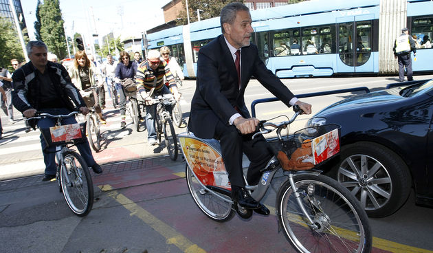 Svecano pustanje u rad prvog sustava javnih bicikala u Zagrebu – Nextbike. Na fotografiji: Milan Bandic isprobava bicikl. Foto: Ronald Gorsic / CROPIX