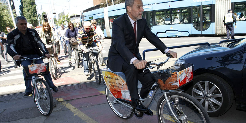 Svecano pustanje u rad prvog sustava javnih bicikala u Zagrebu – Nextbike. Na fotografiji: Milan Bandic isprobava bicikl. Foto: Ronald Gorsic / CROPIX