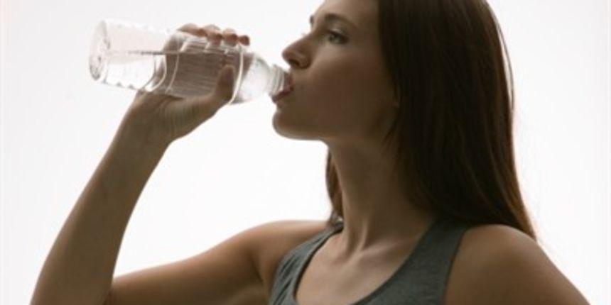 Pijenje iz plastičnih boca opasno po zdravlje (Tportal.hr) Pijenje iz plastičnih boca opasno po zdravlje (Tportal.hr)