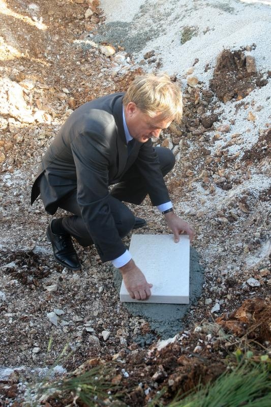 U ulici Ive Masine (Mjesni odbor Crvene kuce) gradonacelnik Bozidar Kalmeta sa suradnicima polozio je kamen temeljac. Time je svecano obiljezeni pocetak gradnje socijalnih stanova po modelu programa POS. Photo: Dino Stanin/PIXSELL