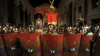 Split, 200812.
Tradicionalni “Dani Dioklecijana” koji se u Splitu uprilicuju zadnjih godina dozivljavaju svoju ekspanziju svake godine pa se tako i na vecerasnjoj manifestaciji zatvaranja natiskao prepun Peristil gdje se car Dioklecijan oprostio od svojih Split, 200812.
Tradicionalni “Dani Dioklecijana” koji se u Splitu uprilicuju zadnjih godina dozivljavaju svoju ekspanziju svake godine pa se tako i na vecerasnjoj manifestaciji zatvaranja natiskao prepun Peristil gdje se car Dioklecijan oprostio od svojih