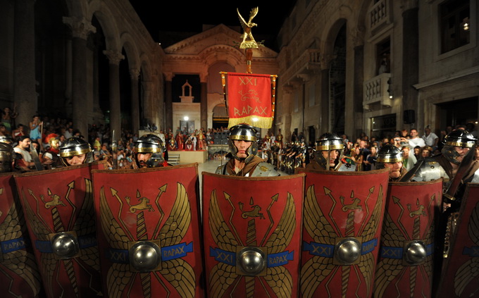 Split, 200812.
Tradicionalni “Dani Dioklecijana” koji se u Splitu uprilicuju zadnjih godina dozivljavaju svoju ekspanziju svake godine pa se tako i na vecerasnjoj manifestaciji zatvaranja natiskao prepun Peristil gdje se car Dioklecijan oprostio od svojih Split, 200812.
Tradicionalni “Dani Dioklecijana” koji se u Splitu uprilicuju zadnjih godina dozivljavaju svoju ekspanziju svake godine pa se tako i na vecerasnjoj manifestaciji zatvaranja natiskao prepun Peristil gdje se car Dioklecijan oprostio od svojih