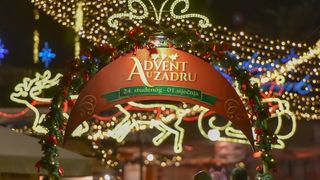 Sv. Nikola s Krampusom i Vilenjakom zabavljao djecu od Kampo Kaštela do Trga Petra Zoranića Sv. Nikola s Krampusom i Vilenjakom zabavljao djecu od Kampo Kaštela do Trga Petra Zoranića