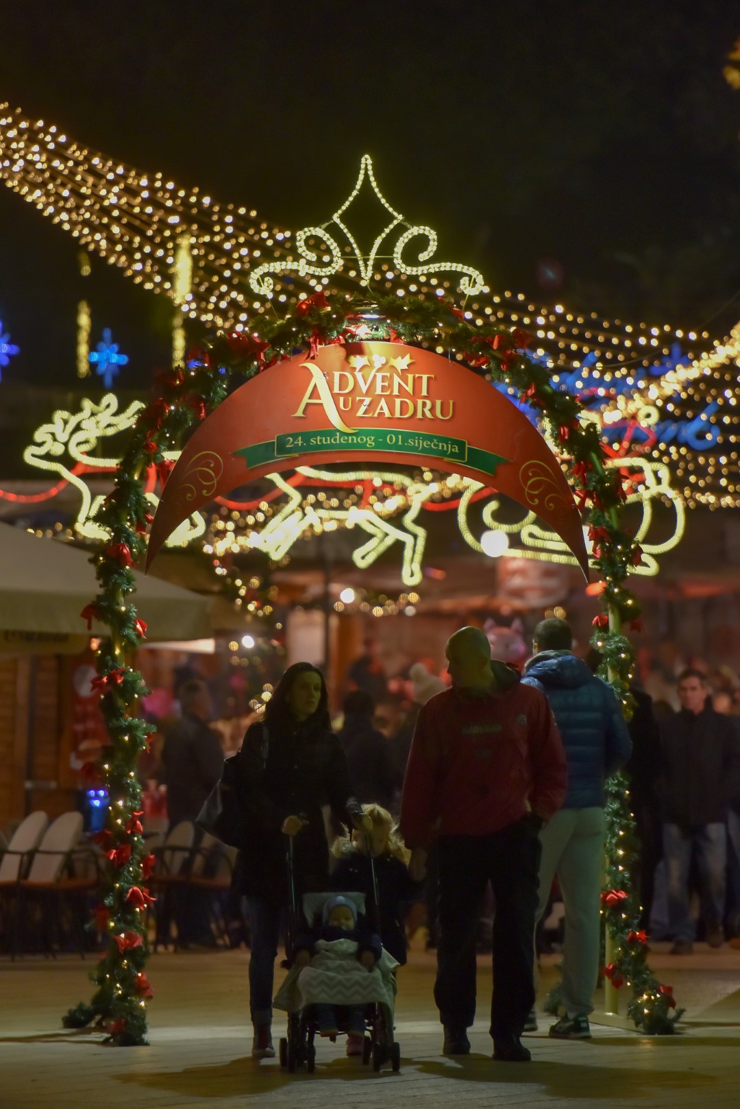 Sv. Nikola s Krampusom i Vilenjakom zabavljao djecu od Kampo Kaštela do Trga Petra Zoranića Sv. Nikola s Krampusom i Vilenjakom zabavljao djecu od Kampo Kaštela do Trga Petra Zoranića