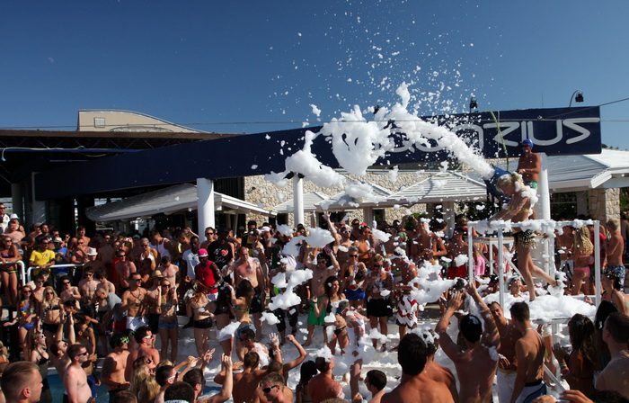 Zrce, Novalja 290710.
Aquarius pjena party srpanj 2010. – Jedan od zastitnih znakova Aquariusa na Zrcu je pjena party. Svakog dana na after beach partyjima on starta u 17.00 te se ponovi jos nekoliko puta. Ove godine Aquarius ima i dodatni top koji baca p Zrce, Novalja 290710.
Aquarius pjena party srpanj 2010. – Jedan od zastitnih znakova Aquariusa na Zrcu je pjena party. Svakog dana na after beach partyjima on starta u 17.00 te se ponovi jos nekoliko puta. Ove godine Aquarius ima i dodatni top koji baca p