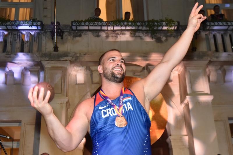 Svečani doček brončanog Stipe Žunića na Narodnom trgu