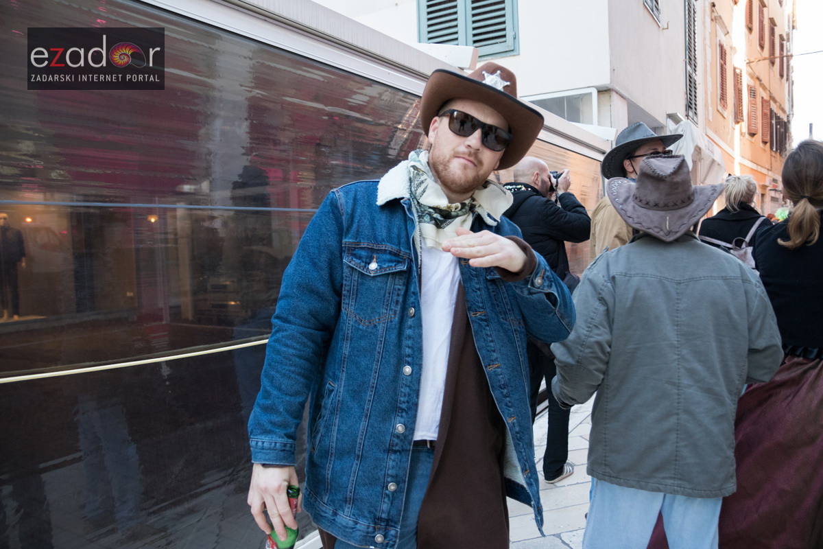 Zadarski karneval 2018: Povorka maškaranih skupina od Gradskih vrata preko Foruma do Narodnog trga Zadarski karneval 2018: Povorka maškaranih skupina od Gradskih vrata preko Foruma do Narodnog trga