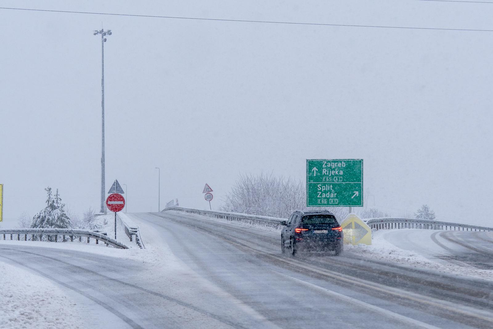 Snijeg i zimski uvjeti kod čvora Gospić na autocesti A1
