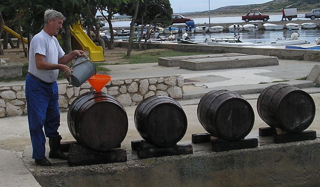 Bačve na paškoj rivi