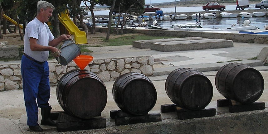 Bačve na paškoj rivi Bačve na paškoj rivi