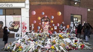 London: Građani ostavljaju poruke i cvijeće za Davida Bowiea London: Građani ostavljaju poruke i cvijeće za Davida Bowiea