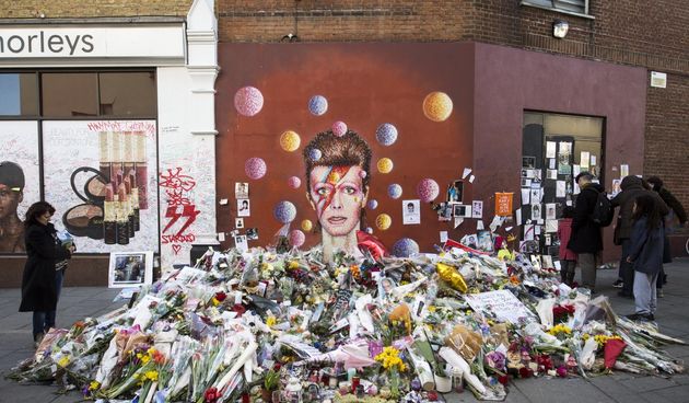London: Građani ostavljaju poruke i cvijeće za Davida Bowiea