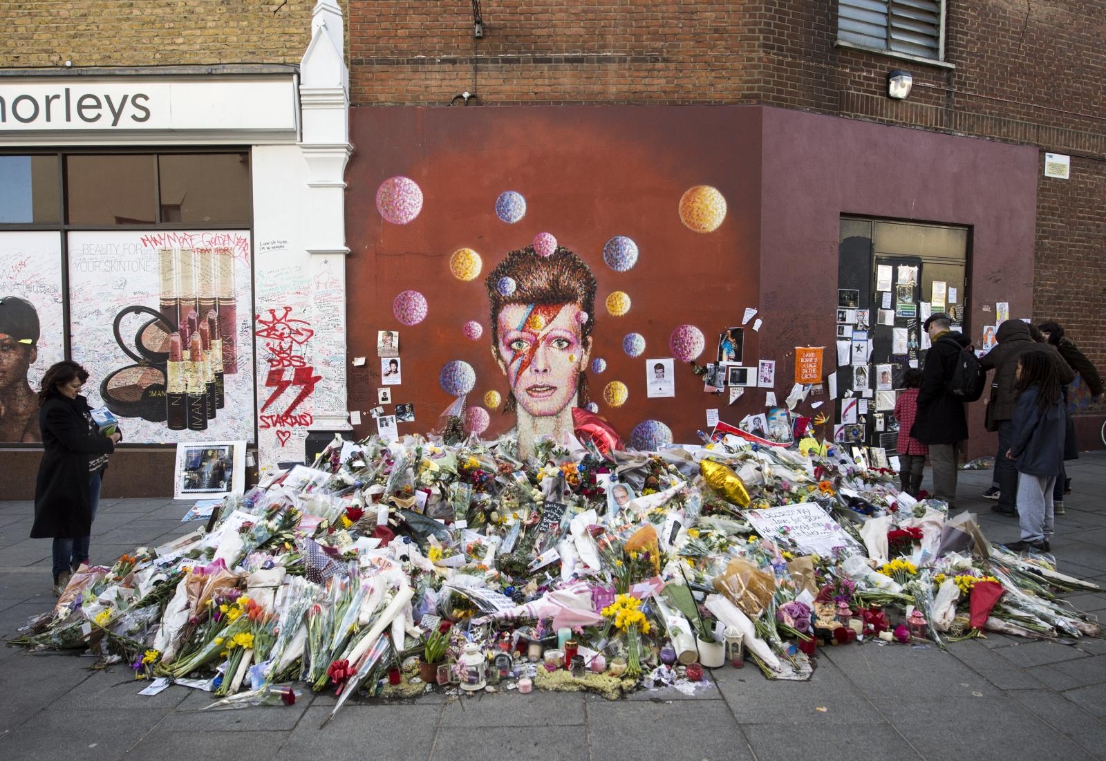 London: Građani ostavljaju poruke i cvijeće za Davida Bowiea London: Građani ostavljaju poruke i cvijeće za Davida Bowiea