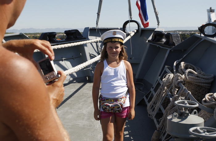 Zadar, 050810.
Brod Hrvatske ratne mornarice Andrija Mohorovcic na vezu u zadarskoj luci otvoren je za gradjane koji ga mogu razgledati, od 8 do 12 sati.
Foto: Jure Miskovic / CROPIX